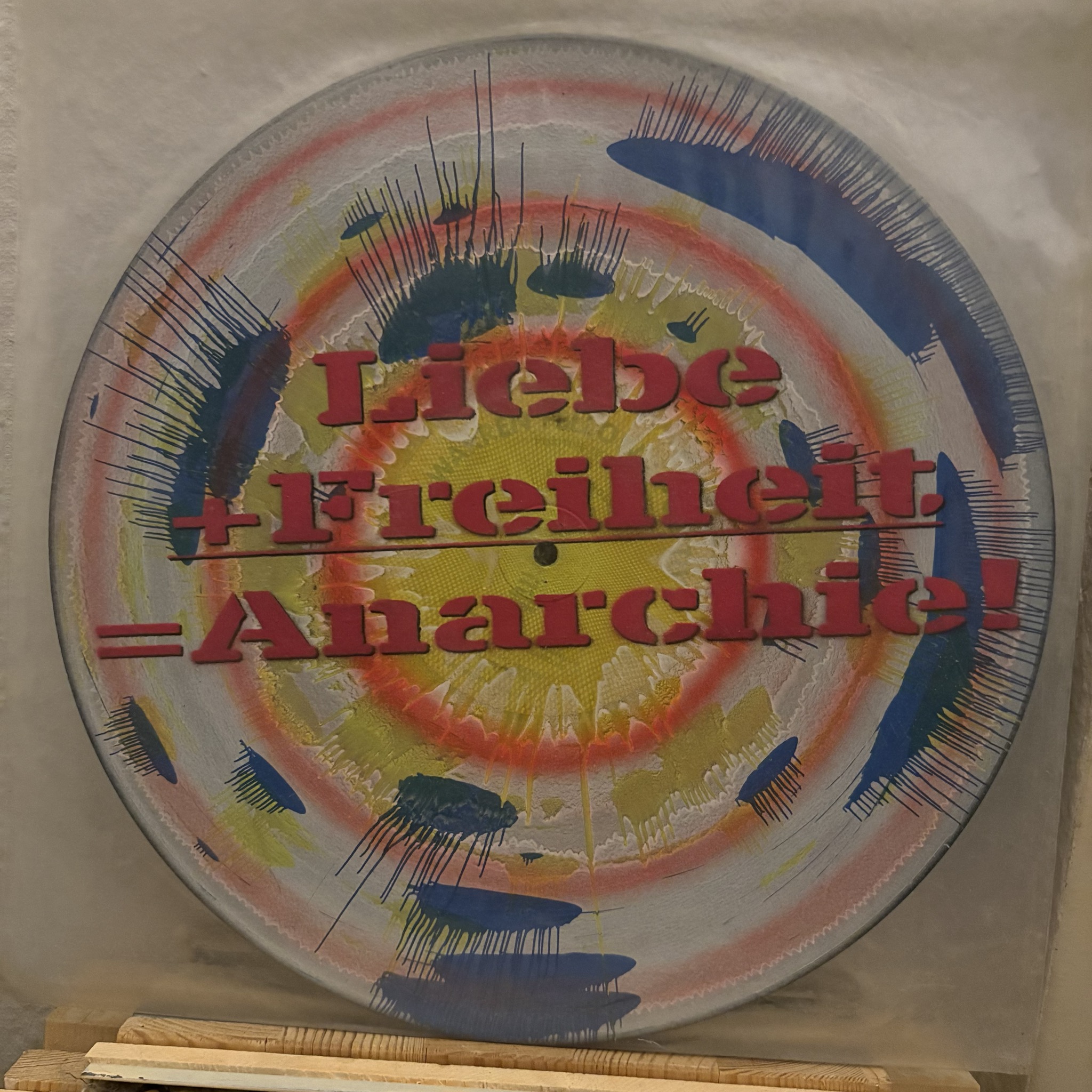 Besprühte Schallplatte - Liebe+Freiheit=Anarchie Besprühte Schallplatte - Liebe+Freiheit=Anarchie