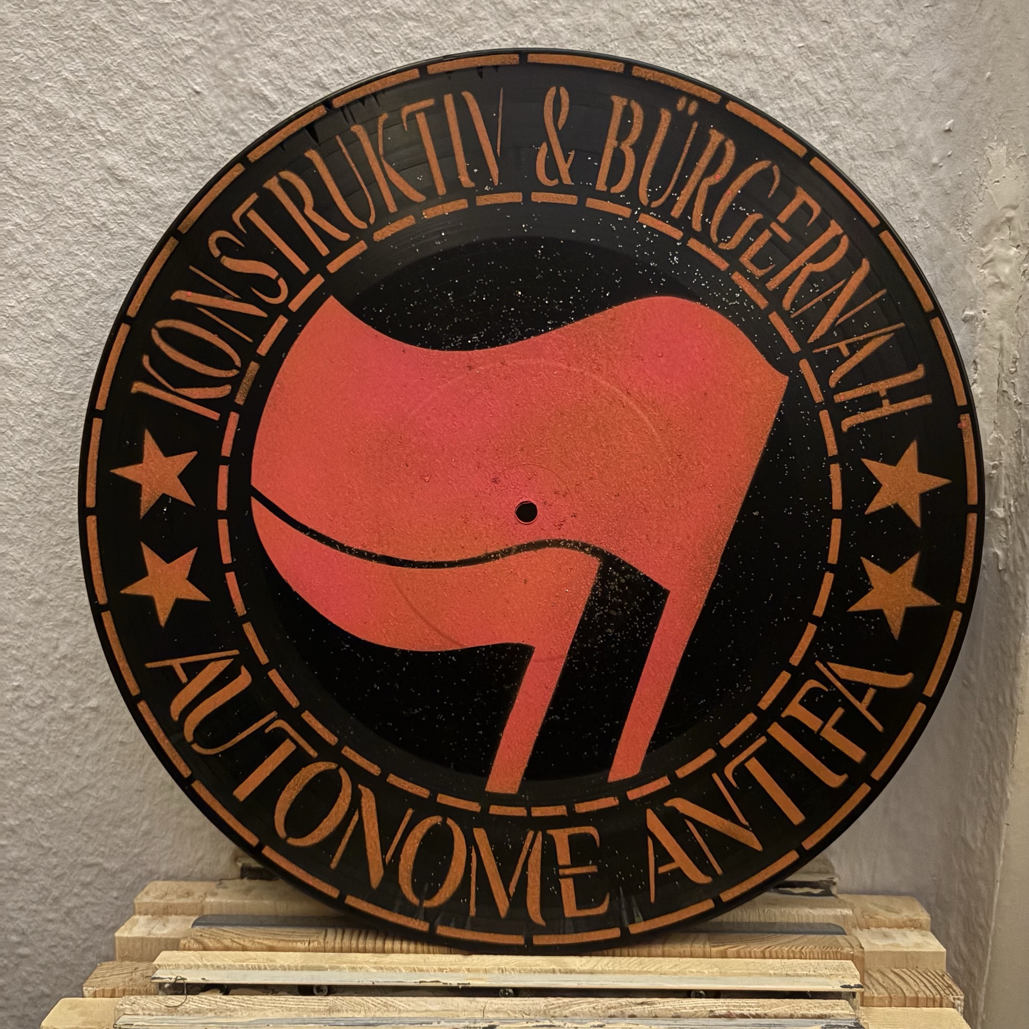 Besprühte Schallplatte - Autonome Antifa