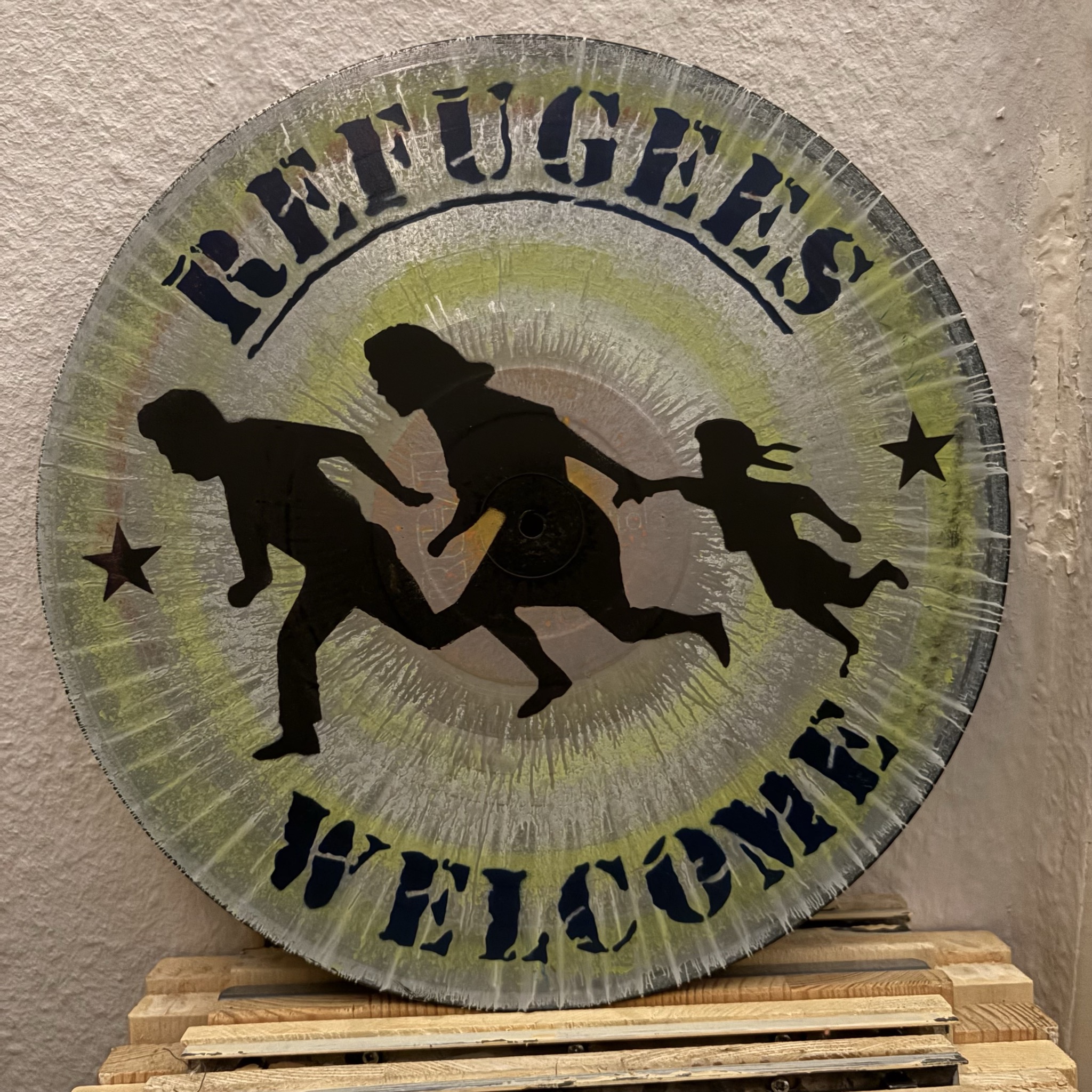 Besprühte Schallplatte - Refugees Welcome