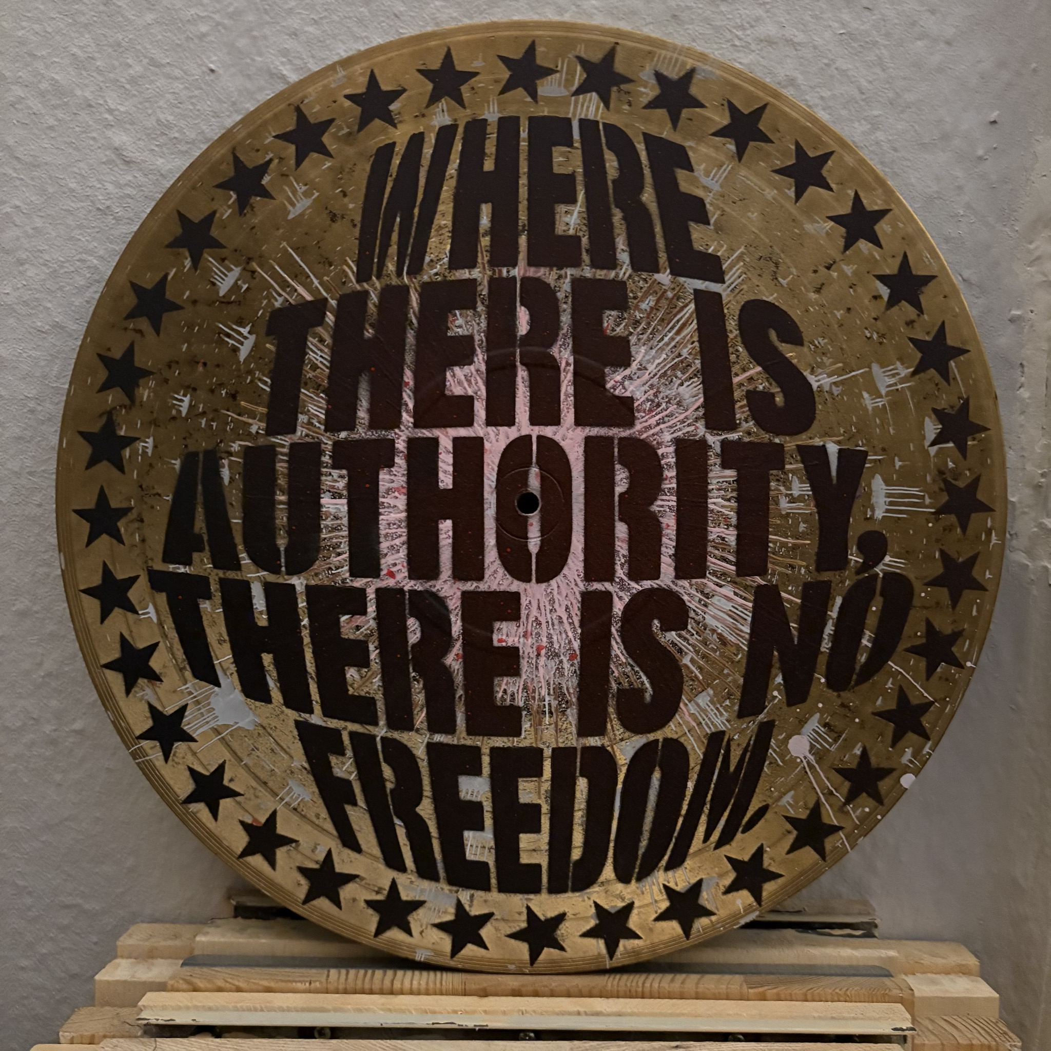 Besprühte Schallplatte - Where there is Authority, There is no Freedom
