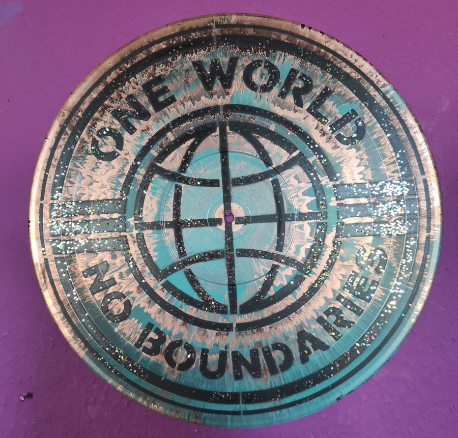Besprühte Schallplatte - One World | No Boundaries