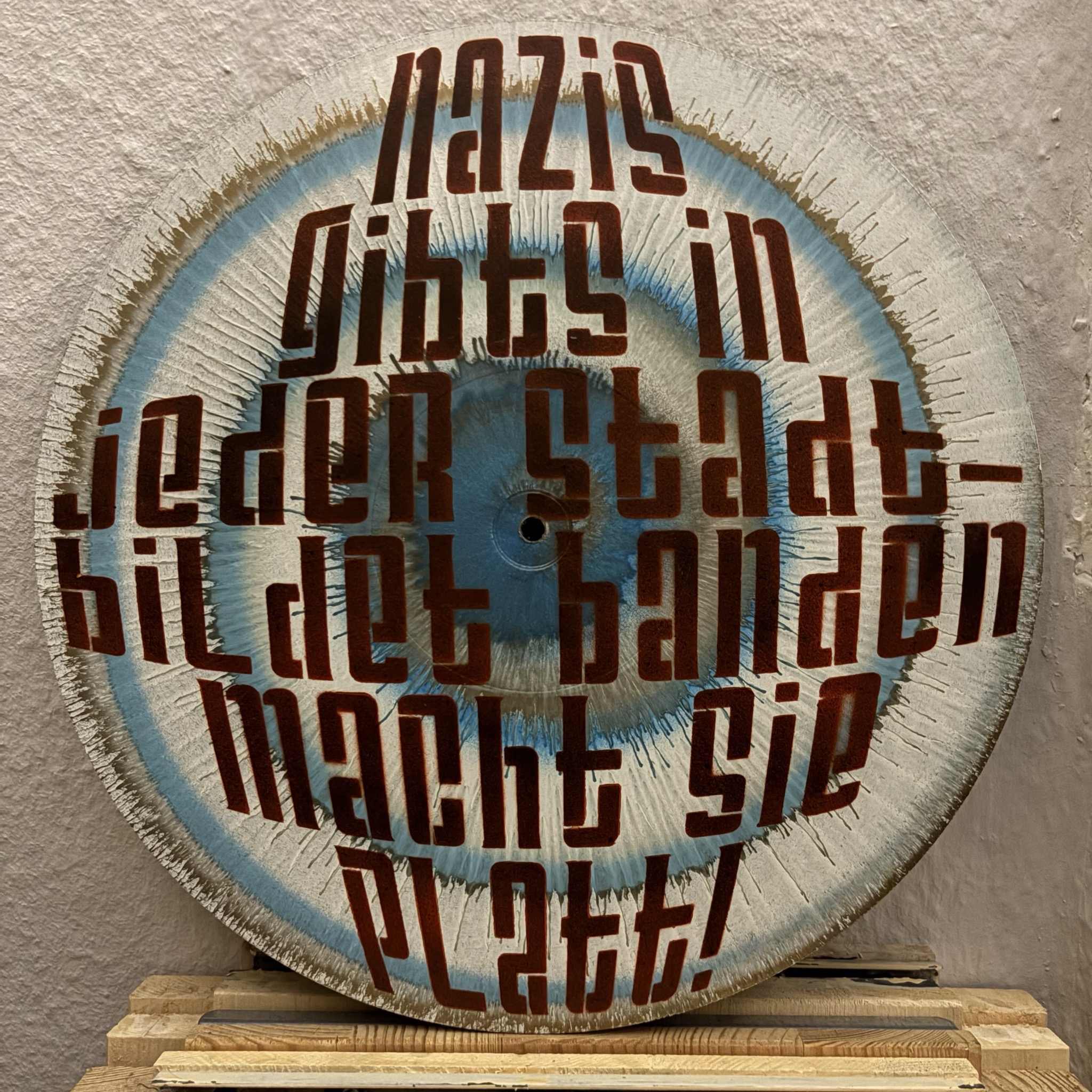 Besprühte Schallplatte - Macht sie platt!