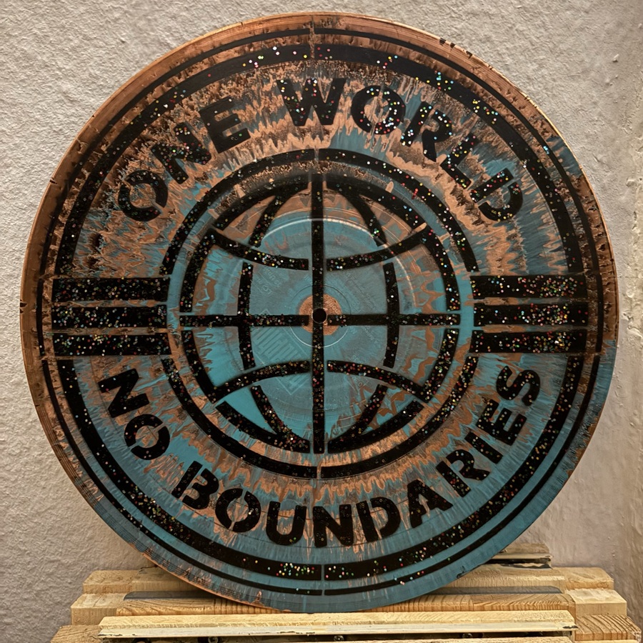 Besprühte Schallplatte - One World | No Boundaries