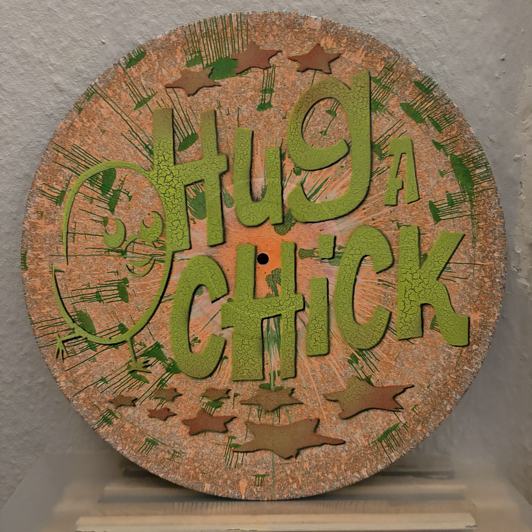 Besprühte Schallplatte - Hug Chick