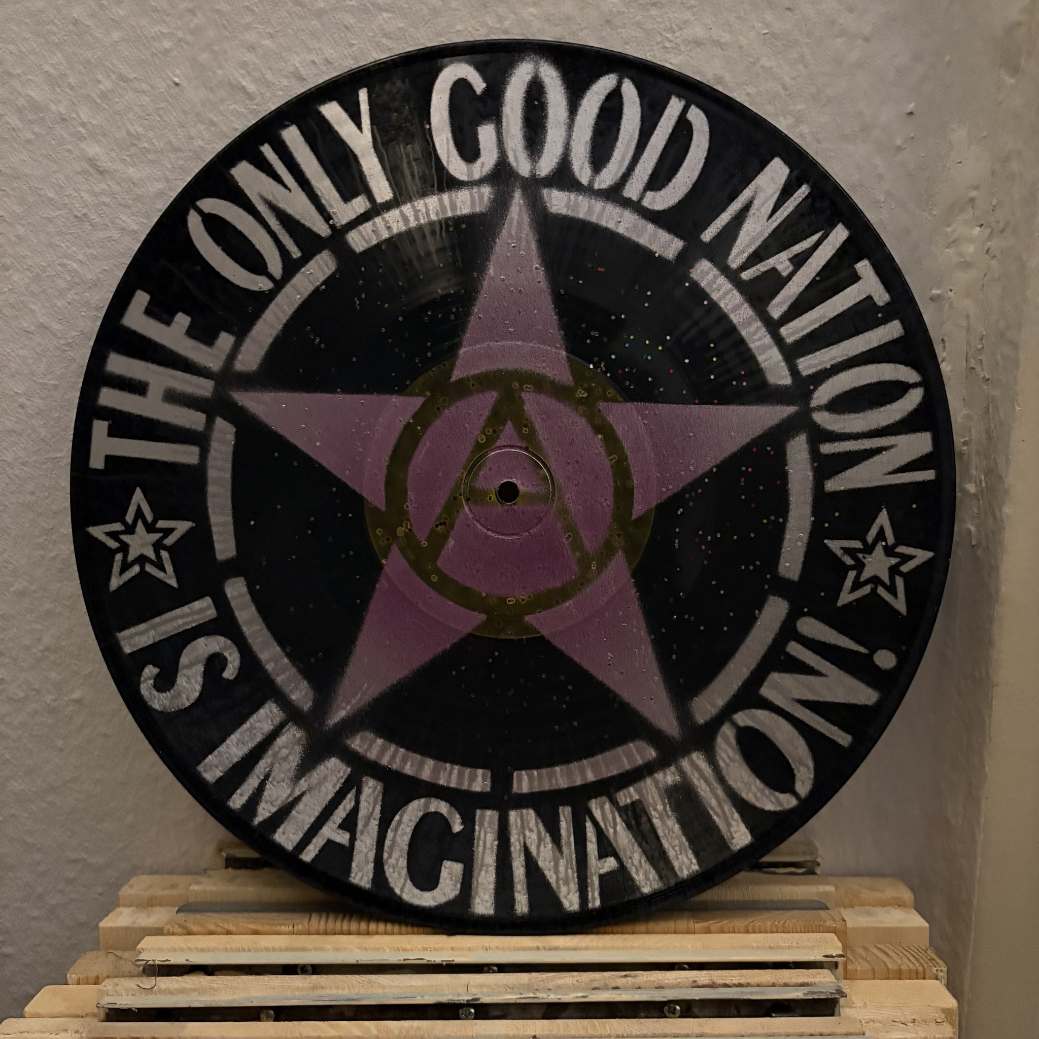 Besprühte Schallplatte - The only good nation is imagination!