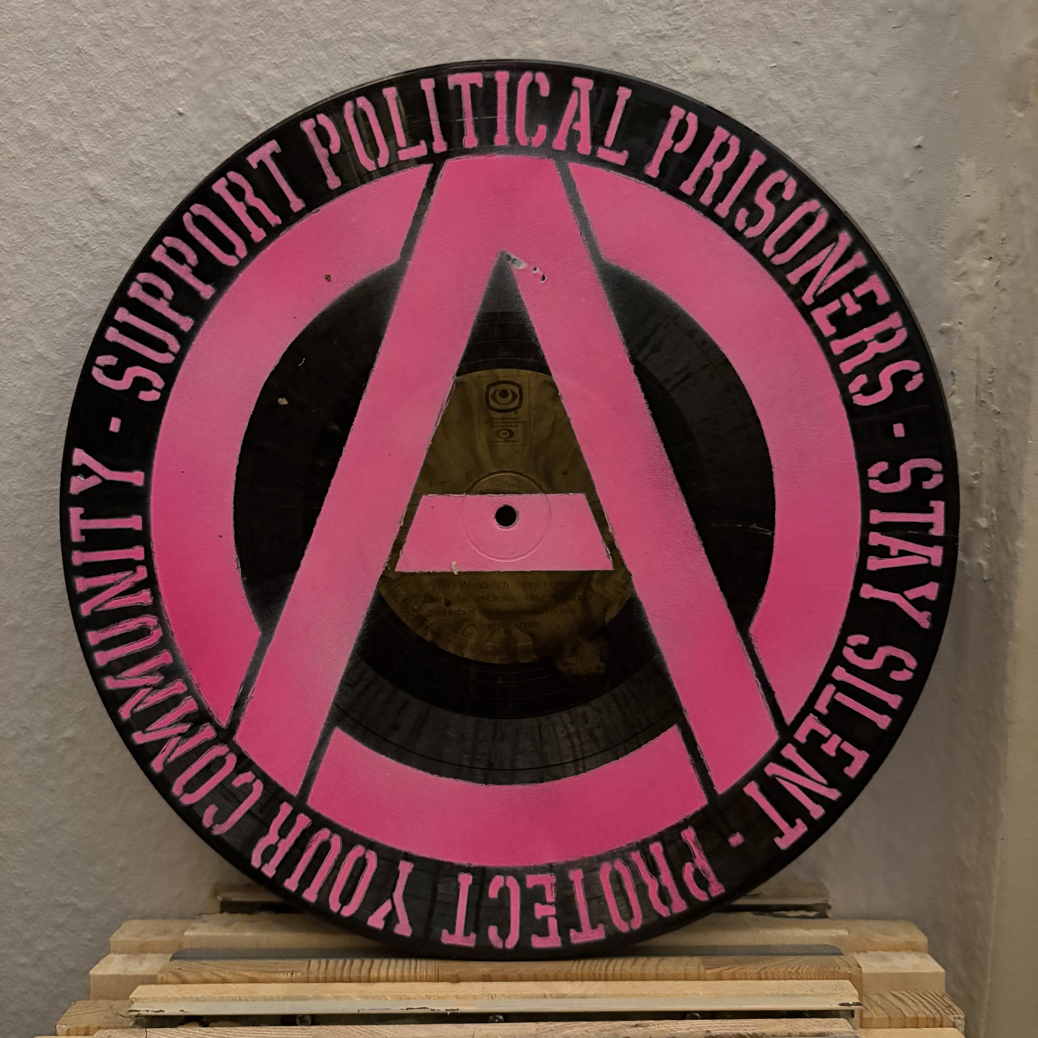 Besprühte Schallplatte - (A) Support! Protect! Besprühte Schallplatte - (A) Support! Protect!