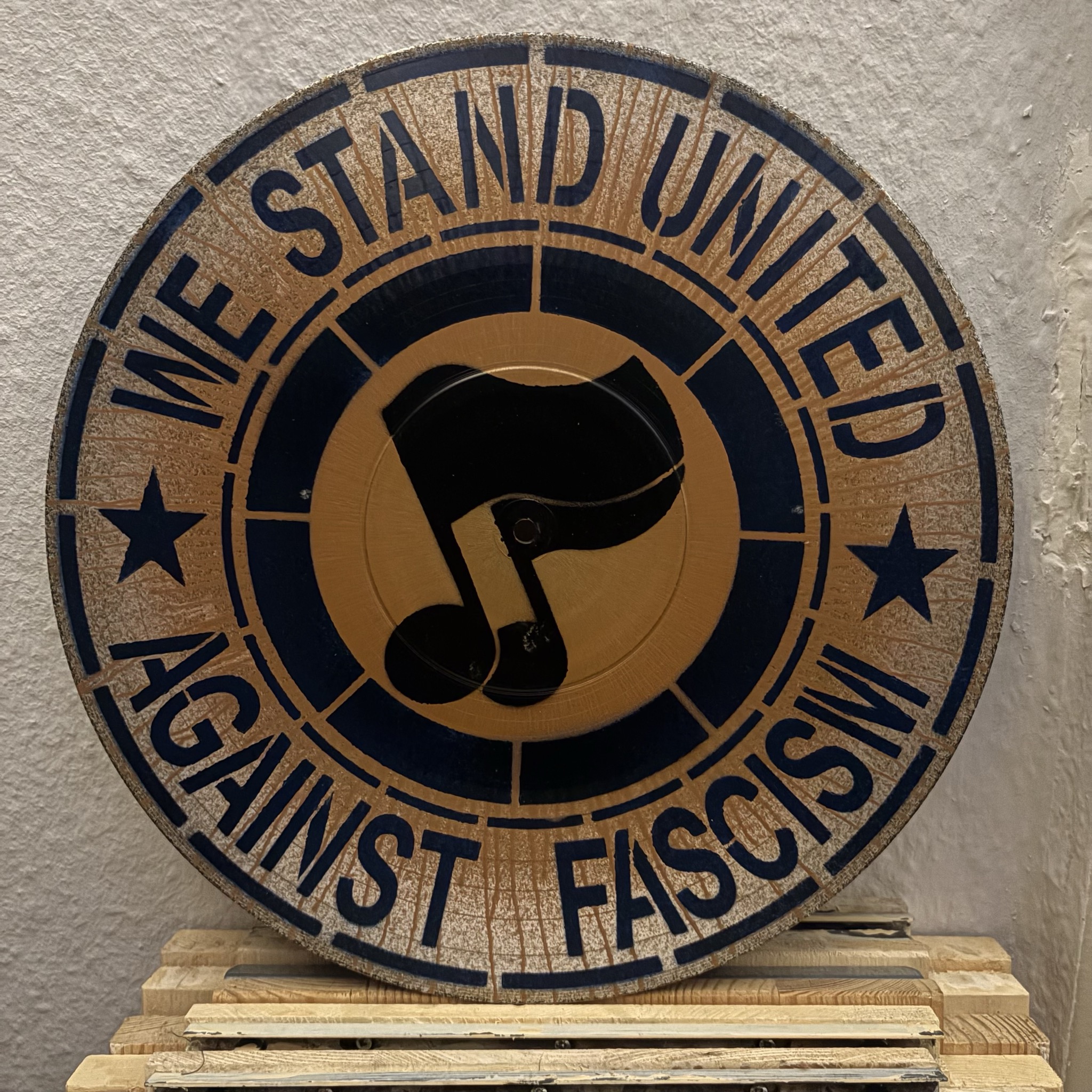 Besprühte Schallplatte - We stand United against fascism