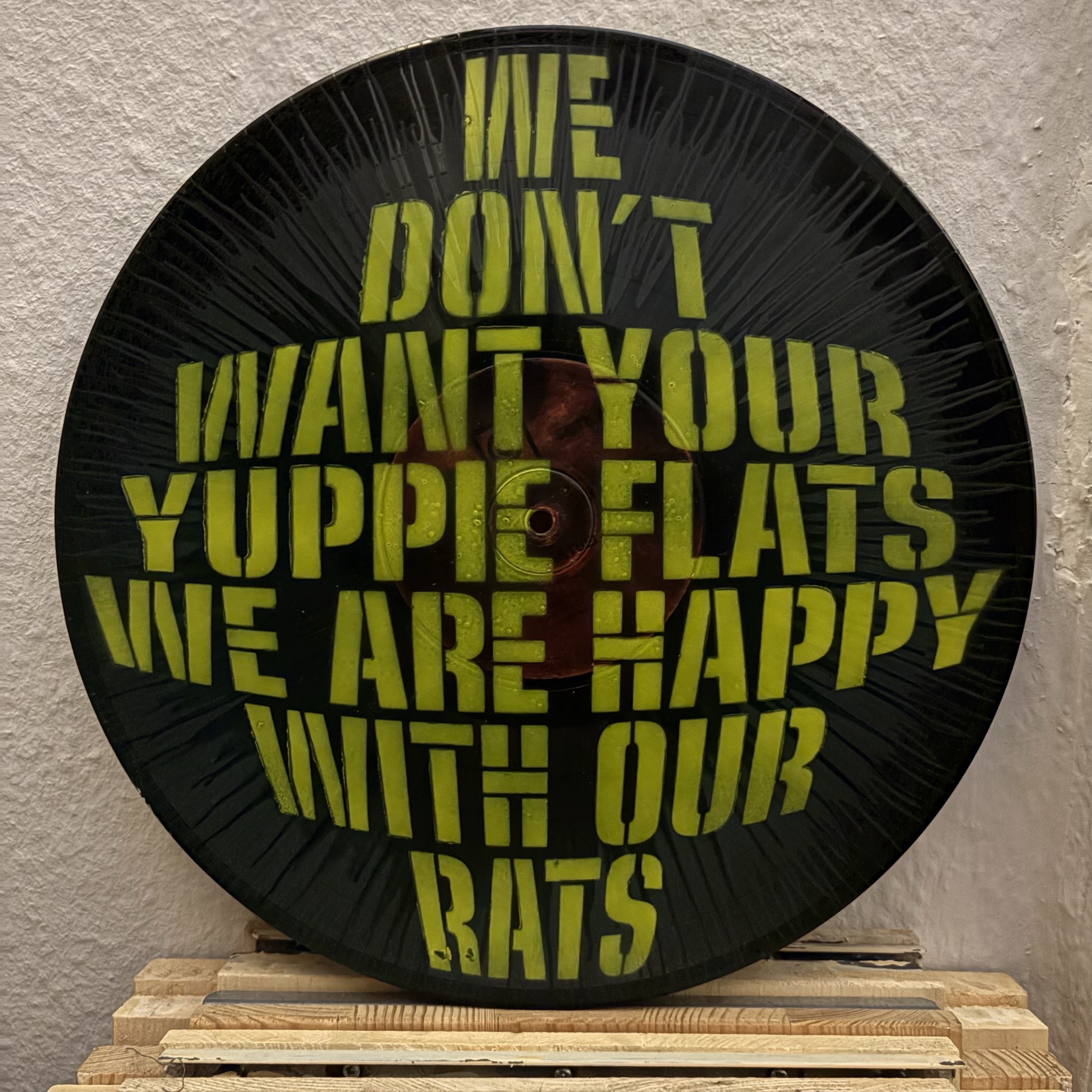 Besprühte Schallplatte - We don't want your yuppie flats Besprühte Schallplatte - We don't want your yuppie flats