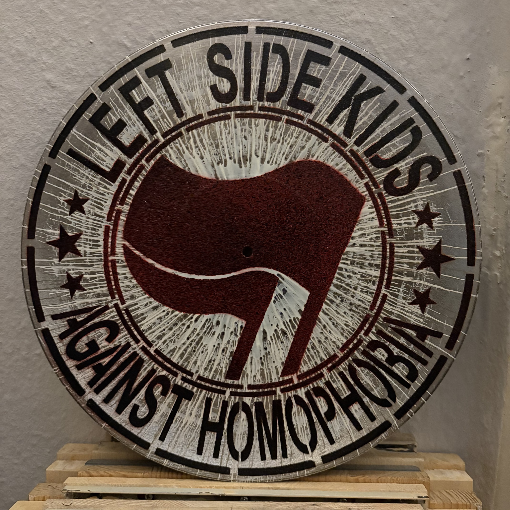 Besprühte Schallplatte - Left Side Kids - Against Homophobia