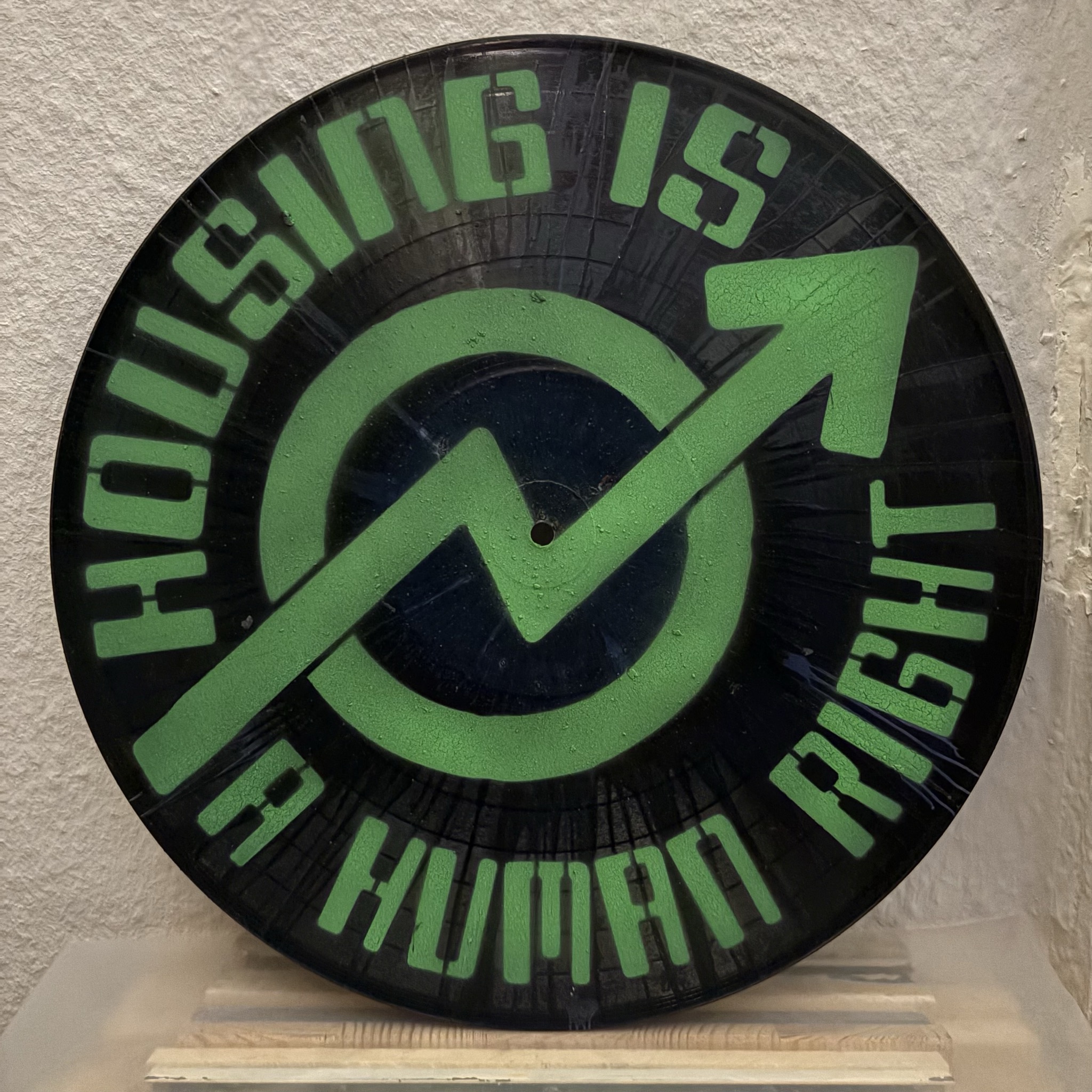 Besprühte Schallplatte - Housing is a Human Right